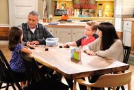Man with a Plan – (v.li.) Hala Finley (Emme Burns), Matt LeBlanc (Adam Burns), Matthew McCann (Teddy Burns), Grace Kaufman (Kate Burns).