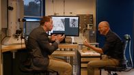 SMS - Schwanke meets Science – Karsten Schwanke im Gespräch mit Prof. Gil Wesmeyer (links), der an der Entwicklung molekularer Bildgebungs- und Kontrollmethoden für die funktionelle Bildgebung und raumzeitliche Kontrolle von zellulären Prozessen arbeitet.