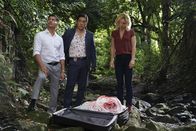 Magnum P.I. – v.l.n.r.) Thomas Magnum (Jay Hernandez); Detective Gordon Katsumoto (Tim Kang); Juliett Higgins (Perdita Weeks)