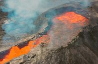 Leben mit Vulkanen – 2021 öffnete sich im Tal Geldingardalur eine 500 bis 700 Meter lange Eruptionsspalte, aus der seitdem stetig große Mengen an Lava austreten.