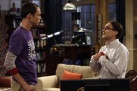 The Big Bang Theory – Da Penny einen neuen Freund hat, lässt sich Leonard (Johnny Galecki, r.) auf eine Beziehung mit seiner Kollegin Leslie Winkle ein. Sheldon (Jim Parsons, l.) ist darüber entsetzt, da es sein Erzfeindin ist ...