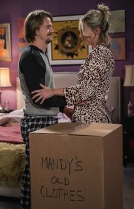Last Man Standing – Kyle Anderson (Christoph Sanders, l.); Mandy Baxter (Molly McCook, r.)