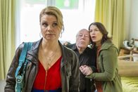 Danni Lowinski – Ein neuer Fall wartet auf Danni (Annette Frier, l.), doch kann sie Jasmin (Meike Droste, r.) und Roland (Jochen Stern, M.) helfen?; Ein neuer Fall wartet auf Danni (Annette Frier, l.), doch kann sie Jasmin (Meike Droste, r.) und Roland (Jochen Stern, M.) helfen?
