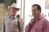 Monk – Seine Fähigkeiten als Detektiv hat Adrian Monk (Tony Shalhoub, r.) nicht verloren - jedoch sein Gedächtnis. Ohne zu wissen, wer er ist, löst er zusammen mit dem Sheriff (Charles Napier, l.) auch diesen mysteriösen Fall.