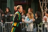 How I Met Your Mother – Barney (Neil Patrick Harris, vorne) nimmt am New York City Marathon teil. Er springt für Marshall ein, der sich kurz zuvor den Zeh gebrochen hat. Robin (Cobie Smulders, l.) und Ted (Josh Radnor, r.) sind überrascht von seiner Leistung ...