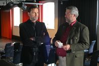 Die Rosenheim-Cops – Kann der Theaterregisseur Hübner (Otto Strecker, l.) ein Alibi für die Tatzeit aufweisen? Kommissar Stadler (Dieter Fischer, r.) führt die Ermittlungen durch.