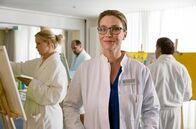 Hubert und Staller – Die Psychologin Dr. Theresa Bayer (Aglaia Szyszkowitz, M. mit Komparsen) soll die Stelle der toten Chefärztin übernehmen.