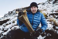 Terra X: Faszination Erde – Stolzer Entdecker: Dirk Steffens hat in Sibirien Überreste eines Mammuts gefunden.