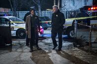 Elementary – (v.l.n.r.) Detective Marcus Bell (Jon Michael Hill); Captain Tommy Gregson (Aidan Quinn)