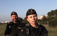 Thin Blue Line – Die Folgen des Anschlags gehen Sara (Amanda Jansson) sichtlich nahe. Jesse (Per Lasson) versucht sie auf andere Gedanken zu bringen, doch Sara scheint nicht mehr dieselbe zu sein.