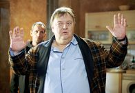 Der Dicke – Gregor Ehrenberg (Dieter Pfaff) wird Opfer eines Überfalls.