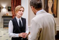 Sturm der Liebe – Katja (Isabell Stern, l.) horcht alarmiert auf, als Markus (Timo Ben Schöfer, r.) glaubt, dass Vincent Liebeskummer hat.