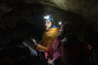Die Bergretter – Die Bergretter Markus (Sebastian Ströbel) und Katharina (Luise Bähr) stecken fest. Werden ihre Kollegen sie in der unbekannten Höhle jemals finden? in Verbindung mit der Sendung bei Nennung ZDF/Thomas R. Schumann