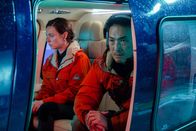 Der Schwarm – Sara Thompson (Lydia Wilson) und Riku Sato (Takehiro Hira).