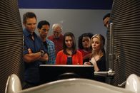 Community – Um sein Erbe antreten zu können, muss Pierce (Chevy Chase, 3.v.l.) sich samt seinen Freunden (v.l.n.r.: Joel McHale, Danny Pudi, Alison Brie, Yvette Nicole Brown, Gillian Jacobs, Donald Glover) in ein Videospiel begeben und in einer Abenteuerwelt gegen den Vermögensverwalter Gilbert antreten ...