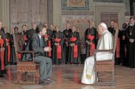 Habemus Papam - Ein Papst büxt aus – Der renommierte Psychologe (Nanni Moretti, li.) versucht, dem Problem auf den Grund zu gehen. Doch das Gespräch mit dem neuen Papst (Michel Piccoli, re.) führt nicht zum gewünschten Erfolg.