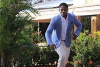 Death in Paradise – Ellery (Tomiwa Edun) ist auf der Flucht. Ist er der Täter?
