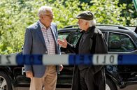 Rentnercops – Günter (Peter Lerchbaumer, l.) und Edwin (Tilo Prückner, r.) diskutieren am Tatort.