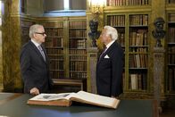 kulTOUR mit Holender – L-R: Direktor Dr. Johann Kräftner führt Ioan Holender anekdotenreich durch die einmaligen Kunstschätze des Palais Liechtenstein in Wien.