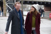Es ist kompliziert..! – Das erste Treffen beginnt mit einem Spaziergang am Südufer der Themse: Nancy (Lake Bell) und Jack (Simon Pegg).