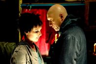Saw III – Gezeichnet durch seine Krebserkrankung lässt sich Jigsaw (Tobin Bell, r.) in einem Lagerhaus nieder. Sein neuer Schützling Amanda (Shawnee Smith, l.) entführt währenddessen eine Ärztin, die ihn solange am Leben erhalten soll, bis er seine perversen Spiele beendet hat ...