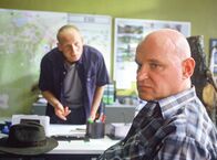 Tatort – Kain (Bernd Michael Lade, l.) befragt Gernot Dietz (Christian Redl, r.) im Polizeipräsidium.