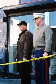 Navy CIS – Ein Marine-Rekrutierer, der bekannt dafür ist, seine Quote mit allen Mitteln erreichen zu wollen, wird in seinem Büro erschossen. Gibbs (Mark Harmon, l.) und sein Team übernehmen die Ermittlungen ...