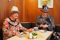 Heißmann + Rassau – Kaffeedurst! Waltraud und Mariechen im Cafe Kaiser in Bischofsgrün. Weiteres Bildmaterial finden Sie unter www.br-foto.de.
