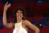 Die größten Disco-Kulthits – Mitte der 70er Jahre hat Musik nur noch einen Zweck: „Dance! Dance! Dance!“ Aus Soul und Funk und ein wenig Salsa wächst DISCO. Es gibt kein Entrinnen vor Gloria Gaynor oder Donna Summer, Boney M. und den Sister Sledge. In den Großstädten schießen Clubs aus dem Boden, in denen alle dieses einzigartige Phänomen feiern. Die Discokugeln glitzerten wie nie zuvor und niemals wieder. - Donna Summer
