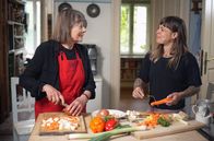Zu Tisch ... – Die Künstlerin Uki Bellmann (li.) und ihre Freundin, die Yogalehrerin Fia Sonora (re.), beim Suppekochen in der Bad Gasteiner Villa Hubertus