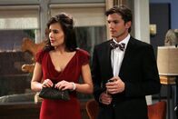 Two and a Half Men – Eigentlich sollte es ein romantischer Valentinstag werden, doch ein Sturm durchkreuzt ihre Pläne: Walden (Ashton Kutcher, r.) und Zoey (Sophie Winkleman, l.) ...
