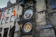 Unser Universum – Die Aposteluhr ist eine weltweit bekannte astronomische Uhr aus dem Jahr 1410, die sich in Prag an der Südmauer des Altstädter Rathauses befindet.