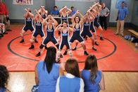 The Middle – Matt (Moises Arias, M.) und seine Jungs vom Wrestling-Team haben eine Choreografie einstudiert, um Sue zu beeindrucken. Wie wird sie darauf reagieren?