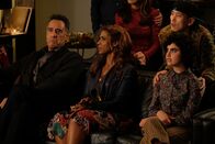 Single Parents – (v.l.n.r.) Douglas Fogerty (Brad Garrett); Poppy Banks (Kimrie Lewis); Miggy Park (Jake Choi, oben); Homily Pronstroller (Sarah Yarkin, unten)