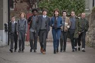 Sing Street – (v.l.n.r.) (v.l.n.r.) Garry (Karl Rice); Darren (Ben Carolan); Ngig (Percy Chamburuka); Cosmo (Ferdia Walsh-Peelo); Raphina (Lucy Boynton); Eamon (Mark McKenna); Larry (Conor Hamilton); Penny (Ian Kenny)