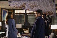 Castle – Ihr erster Hochzeitstag steht an und Castle (Nathan Fillion, r.) hat natürlich eine Überraschung für seine Frau geplant. Doch wird die bei Beckett (Stana Katic, l.) auch wirklich gut ankommen?