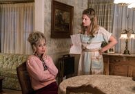 Young Sheldon – Nachdem nicht nur George, sondern auch Meemaw (Annie Potts, l.) von den gewinnbringenden Statistiken erfahren, die Sheldon ihnen zu jedem Footballspiel geben kann, mach sie es sich beide sofort zu nutzen. Doch das gefällt Mary (Zoe Perry, r.) überhaupt nicht ...