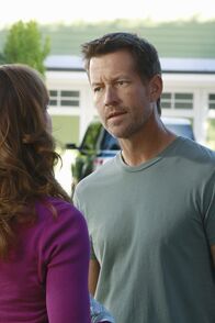 Desperate Housewives – Während Lynette und Carlos aneinander geraten, macht Mike (James Denton, r.) eine schockierende Entdeckung über Katherine (Dana Delany, l.) ...