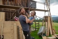 Die Bergretter – Die "Bauarbeiter" Markus (Sebastian Ströbel) und Mia (Mia-Sophie Ballauf) haben sichtlich Spaß beim Präparieren der Balken für ihr neues Zuhause.