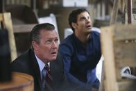 Scorpion – Als alles schief geht, müssen Cabe (Robert Patrick, l.) und Walter (Elyes Gabel, r.) einen neuen Plan schmieden. Aber Happy kommt ihnen zuvor ...
