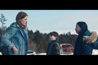 Maroni - Im Reich der Schatten – Chloé Bresson (Stéphane Caillard, li.) bei ihren inoffiziellen Ermittlungen in dem kanadischen Reservat Roots River: Sie scheint dort nicht gerade willkommen zu sein. Abgesehen von zwei Kindern bekommt sie keine Antworten.