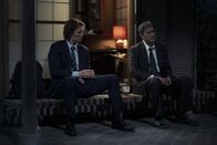 Tokyo Vice – Jake Adelstein (Ansel Elgort, l.); Hiroto Katagiri (Ken Watanabe, r.)