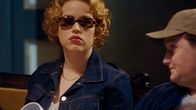 Cut – Vanessa Turnbill (Molly Ringwald, l.)