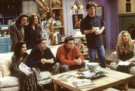 Friends – (v.l.n.r.) Monica Geller (Courteney Cox); Paolo (Cosimo Fusco); Rachel Green (Jennifer Aniston); Ross Geller (David Schwimmer); Joey Tribbiani (Matt LeBlanc); Chandler Bing (Matthew Perry); Phoebe Buffay (Lisa Kudrow)