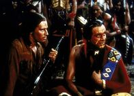 Der weiße Sohn der Sioux – Nach einem Indianer-Überfall auf einen Siedlertreck ist der einzige überlebende Weiße der elf-jährige Jim Aherne (Charlton Heston, l.). Der Sioux-Häuptling Yellow Eagle (Ian MacDonald, r.) nimmt sich seiner an und zieht ihn wie seinen eigenen Sohn auf ...