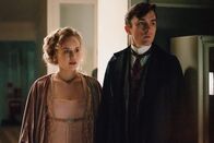 Vienna Blood – Clara (Luise von Finckh) und Max (Matthew Beard) schauen bei der Obduktion der Leiche zu.