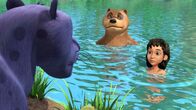 Das Dschungelbuch – Balu (m.) und Mogli (r.) haben es Baghira (l.) vorgemacht: Ins Wasser hüpfen kann auch Spaß machen! Doch Baghira traut sich noch nicht, hinterher zu springen.