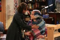 The Big Bang Theory – Nach leuchtenden Fischen ist nun ein neues Experiment dran, nämlich der Webstuhl. Leonard platzt der Kragen und er ist sich sicher, dass nur noch eine Person Sheldon (Jim Parsons, r.) zur Besinnung bringen kann - dessen Mutter Mary (Laurie Metcalf, l.) ...