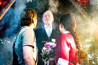 Sturm der Liebe – In Gerrys (Johannes Huth, l.) Traum kann Alfons (Sepp Schauer, M.) Shirin (Merve Çakır, r.) und ihn nicht trauen, wenn sie schon einmal gelogen haben.