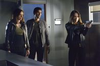 Beauty and the Beast – Cat (Kristin Kreuk, r.), Tess (Nina Lisandrello, l.) und Gabe (Sendhil Ramamurthy, M.) sehen sich gezwungen, Tori festzunehmen, denn in der Presse waren Bilder aufgetaucht, in denen sie die gestohlene Kette mit dem mysteriösen Juwel trägt ...